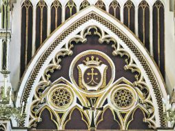 Aspecto de un gran ojival dentro del cual hay tres círculos, todo hecho en yesería y con detalles en oro, en el templo de Santa Teresa.  /