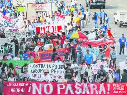 Contingente. El grupo de protesta contra la reforma laboral estuvo integrado por casi 80 sindicatos.  /
