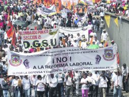 Trabajadores marcharon en la Ciudad de México para protestar contra la Iniciativa Preferente de Felipe Calderón. EL UNIVERSAL  /