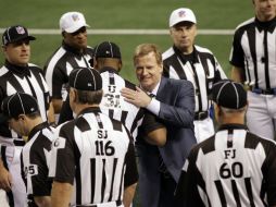 Fotografía de archivo del comisionado Roger Goodell saludando a los árbitros titulares de la NFL. AP  /