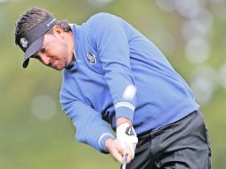 Ensayo. Graeme McDowell realiza un tiro de salida, durante la ronda de práctica del equipo europeo. AFP  /