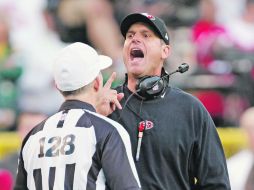 Caldeado. Jim Harbaugh, coach de los 49ers, discute una decisión con David White, árbitro sustituto. AP  /