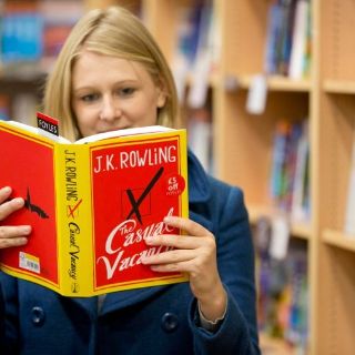 Nueva novela de J.K. Rowling vuela en Reino Unido