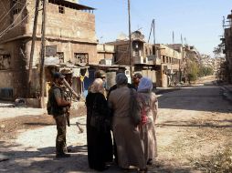 Soldados sirios hablando con habitantes del área de Al-Arqoub, Alepo. EFE  /