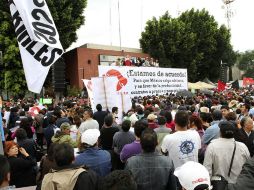 Manifestantes trataron de cerrar el acceso, los legisladores tienen hasta el próximo lunes a las 15:00 horas para dictaminar. ARCHIVO  /