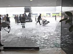 Imagen de la puerta tras el accidente del legislador Martí Batres. EL UNIVERSAL  /
