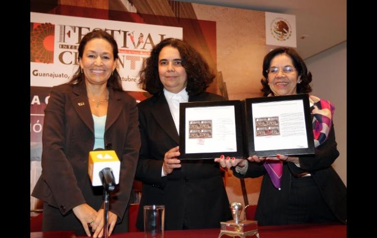 Lidia Camacho, Consuelo Sáizar y Patricia Cravioto durante la presentación de la ''Biblioteca Cervantina de las Artes''. NOTIMEX  /
