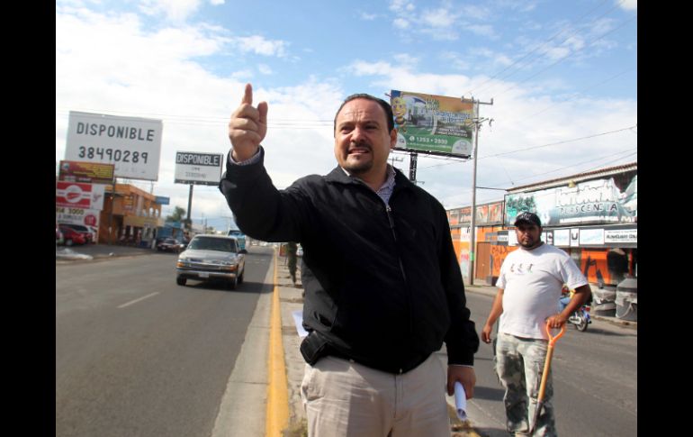El presidente municipal interino de Tlajomulco, Alberto Uribe, acudió a las obras del parque lineal de Adolf. Horn.  /