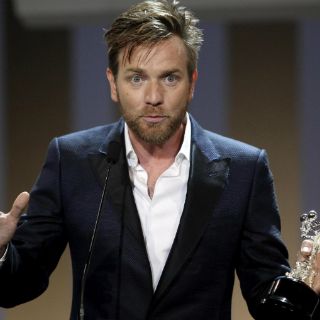 Comparte Ewan McGregor Premio Donostia con su esposa Eve Mavrakis