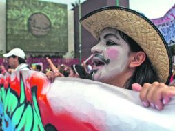 ARRECIAN PROTESTAS. Un manifestante grita consignas en contra de los legisladores afuera de San Lázaro. NTX  /