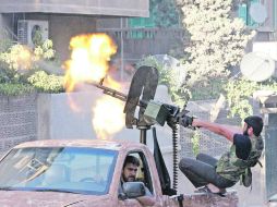 Un integrante del Ejército Libre de Siria acciona su ametralladora en un barrio de Alepo, contra las tropas leales a Damasco. REUTERS  /