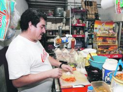 Una tradición.- En la tienda de abarrotes lo que más se comercializa son los refrescos, leche, pan, bolillo y huevo.  /