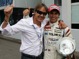 Sergio Pérez (d) dio conocer la noticia de que su 'tío y amigo' Adrián Fernández (i) a través de las redes sociales. ARCHIVO  /