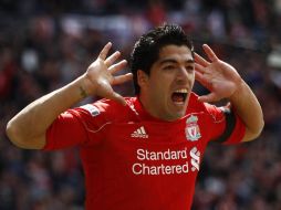 En el partido de Liverpool contra ManU, los árbitros no marcaron una falta sobre Luis Suárez, lo que significaba un penal. ARCHIVO  /