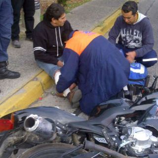Semaforazo provoca lesiones a motociclista