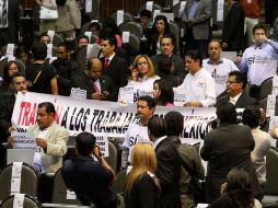 Legisladores de la oposición se manifiestan en la Cámara de Diputados contra la reforma laboral, enviada por Felipe Calderón. NTX  /