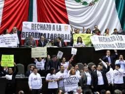 La tribuna de la Cámara de Diputados fue tomada por legisladores inconformes con la reforma laboral. NTX  /