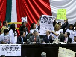 Con la tribuna tomada, reinician los trabajos. NTX  /