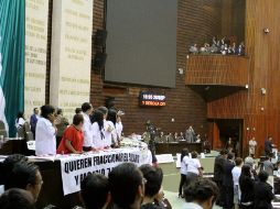 Ante la toma de la tribuna, la presidencia de la Mesa Directiva dirigió la sesión desde un balcón. NTX  /