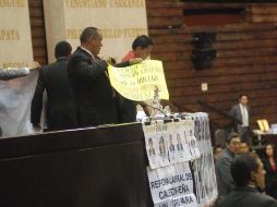 Personal de seguridad retiró letreros de la tribuna luego de que diputados de izquierda desistieron de su toma. NTX  /