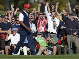 Tiger Woods festeja junto con el público en el campo de golf. EFE  /