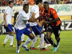 Amaranto Perea, (izq) fue el culpable de la derrota del Cruz Azul con un autogol. MEXSPORT  /