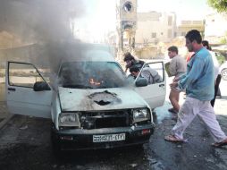 Un coche se quema luego de los bombardeos por las fuerzas de Damasco en Kafranbel. AFP  /