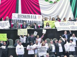 Legisladores de izquierda toman la tribuna para tratar de impedir la aprobación de la reforma. NTX  /