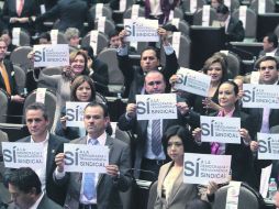 Legisladores del PAN mostraron carteles a favor de democratizar a los sindicatos. NTX  /