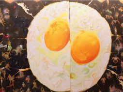 Obra que muestra un planeta con forma de huevos fritos en un universo de interpretaciones. EFE  /