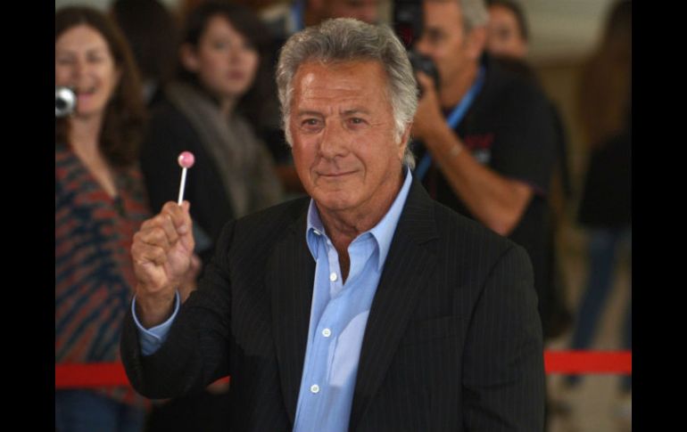 El actor sostiene una paleta durante una sesión fotográfica durante la última jornada Festival de Cine de San Sebastián. REUTERS  /