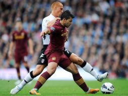 El jugador argentino del Manchester City, Sergio 'Kun' Agüero (d), lucha por el balón con Steve Sidwell, del Fulham. EFE  /