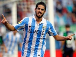 El centrocampista del Málaga Francisco Alarcón Isco celebra su gol, el cuarto de su equipo, frente al Betis. EFE  /