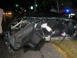 El automóvil Renault Clío, negro, se impactó contra un poste.  /