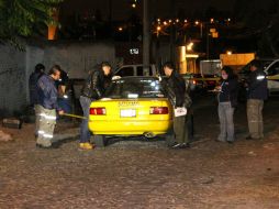 Personal del Instituto Jalisciense de Ciencias Forenses se hizo cargo del levantamiento del cadáver.  /