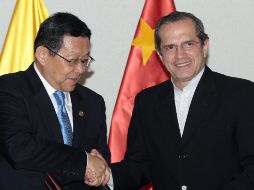 El ministro de Comercio Exterior chino (i), estrecha la mano del ministro de Relaciones Exteriores de Ecuador, Ricardo Patiño.  /