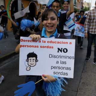 Llaman a incluir y respetar a personas con sordera