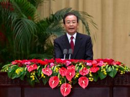 El primer ministro chino da su discurso durante la cena del 63 aniversario de la fundación de la República Popular de China. AP  /