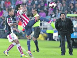 Jesús Sánchez, del Guadalajara, trata de reventar un esférico, ante la llegada de Óscar Rojas, y frente a un desesperado Hugo Sánchez.  /