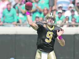 El mariscal de los Santos, Drew Bress, necesita un pase de anotación para empatar el récord de 47 partidos con un touchdown. AP  /