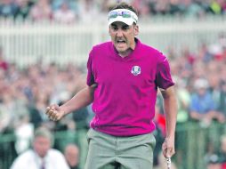 Cuando parecía que los estadounidenses aseguraban la reconquista de la Copa, Ian Poulter registró birdie en sus últimos cinco hoyos.AFP  /