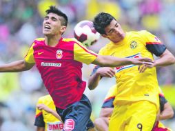 Raúl Jiménez (derecha) fue el autor del tanto americanista, cuando ya perdían 1-0 con Morelia, ayer por la tarde en el Azteca. MEXSPORT  /