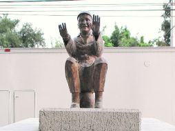 Entrenador. La efigie está a un lado de la escalera dos que da a palcos en el Jalisco; está sentado sobre un balón, dando indicaciones.  /