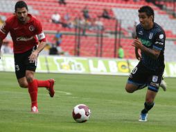 El jugador Carlos Bueno (d) disputa el balón con Javier Gandolfi (i) de Xolos de Tijuana. STRAFFONIMAGES  /