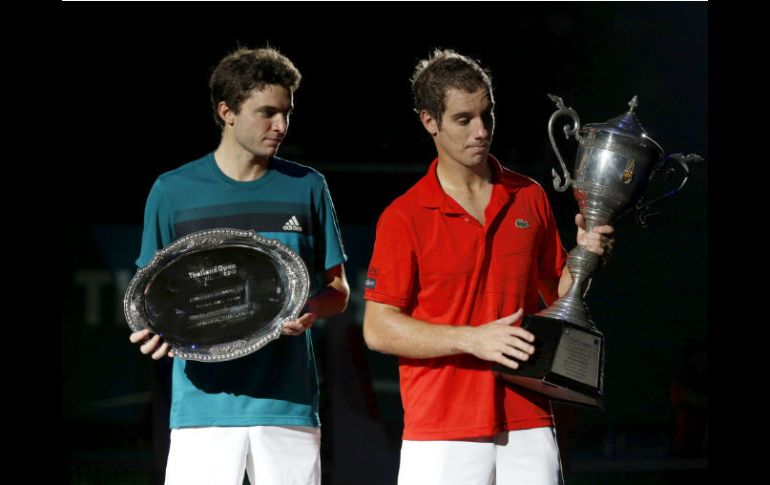 El francés Richard Gasquet (d), segundo cabeza de serie del torneo de Bangkok, posa con el trofeo tras ganar el primer título. EFE  /