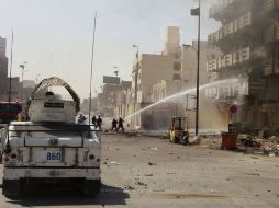 Bomberos apagan un edificio quemado en uno de los atentados. REUTERS  /