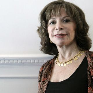 La escritora Isabel Allende recibe premio Andersen de literatura
