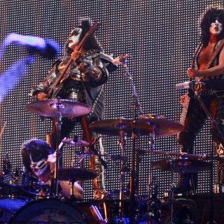 Deslumbra espectáculo de Kiss y Mötley Crüe a 50 mil fans