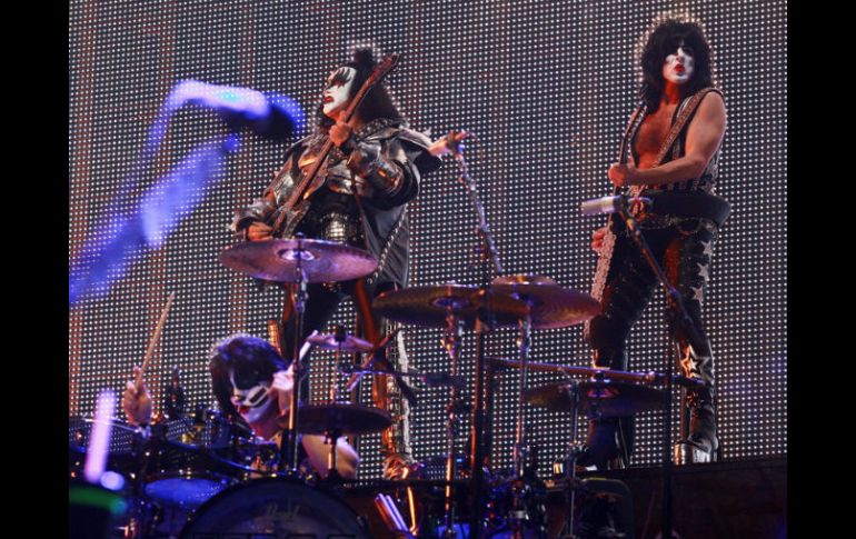 Finalmente, Kiss se despidió de su público mexicano con los himnos de 'I Was Made For Lovin' You' y 'Rock and roll all nite'. ARCHIVO  /