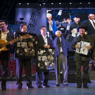 Entrega Narro Disco de Platino y doble de Oro a Los Tigres del Norte
